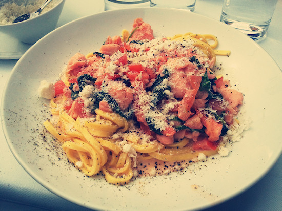 Linguine with salmon, spinach and tomatoes, Linguine mit gebratenen Lachsstreifen, Blattspinat und Tomaten @ Blaustern Döblinger Gürtel, Wien