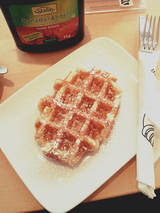 Belgian wafer with Canadian maple syrup, Belgische Waffel mit kanadischem Ahornsirup @ Blue Orange Alserbachstrasse, Wien