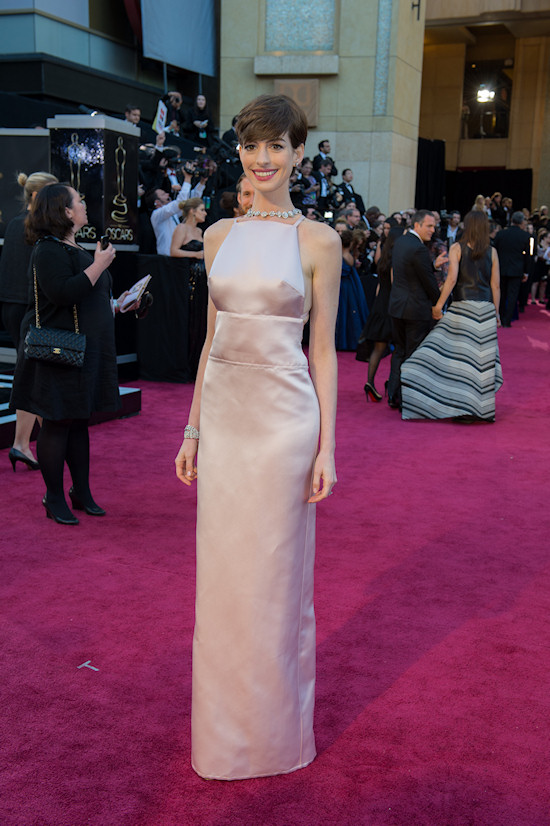 Anne Hathaway @ Oscars 2013 Red Carpet