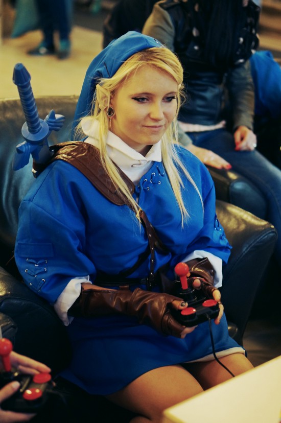 Link from Zelda cosplayer playing classic games @ Game City 2014