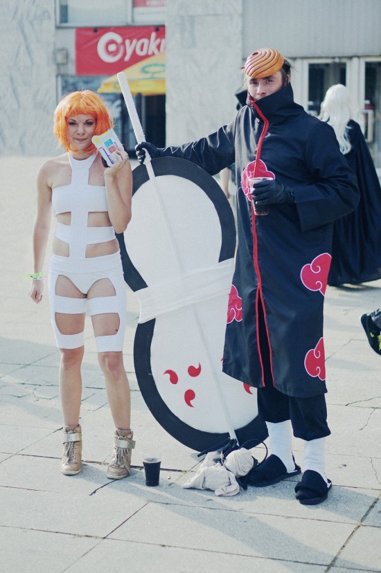 Leeloo from The Fifth Element cosplay @ Comics Salon 2014. Next to Leeloo: Naruto anime character, Obito Uchiha (Tobi).