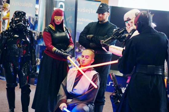 Star Wars Female Stormtrooper, Bounty Hunters, Jedi, Darth Maul cosplay @ Comics Salon 2014