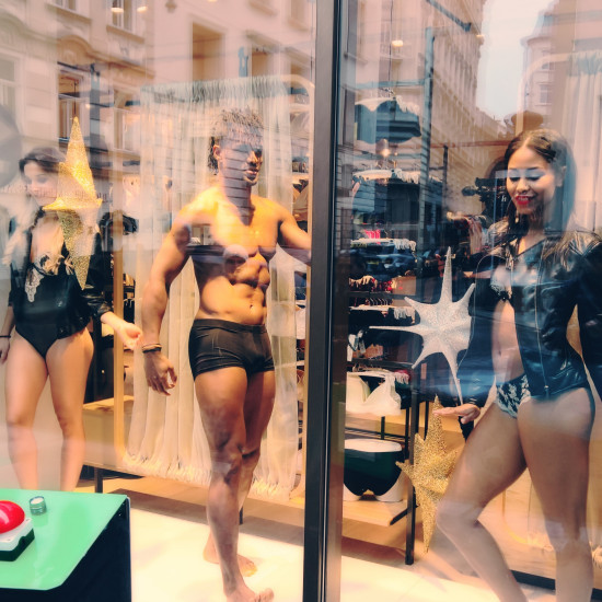 Palmers Lingerie Living Mannequins @ Palmers store Petersplatz 1, Wien